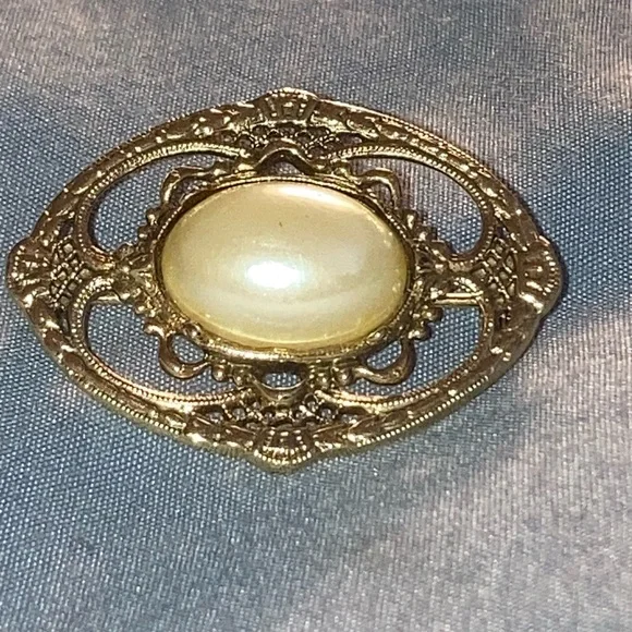 Elegant Gold and Cream Brooch - Picture 2 of 3